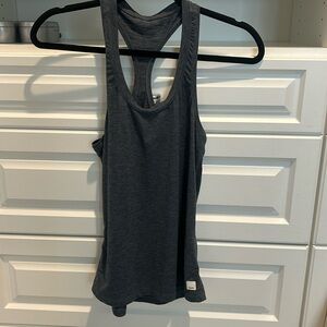 Vuori Luxe Performance tank Lon size Small